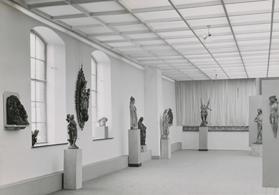 851190 Gezicht op een gedeelte van de vaste tentoonstelling van het Museum van Nieuwe Religieuze Kunst (MNRK), op de ...